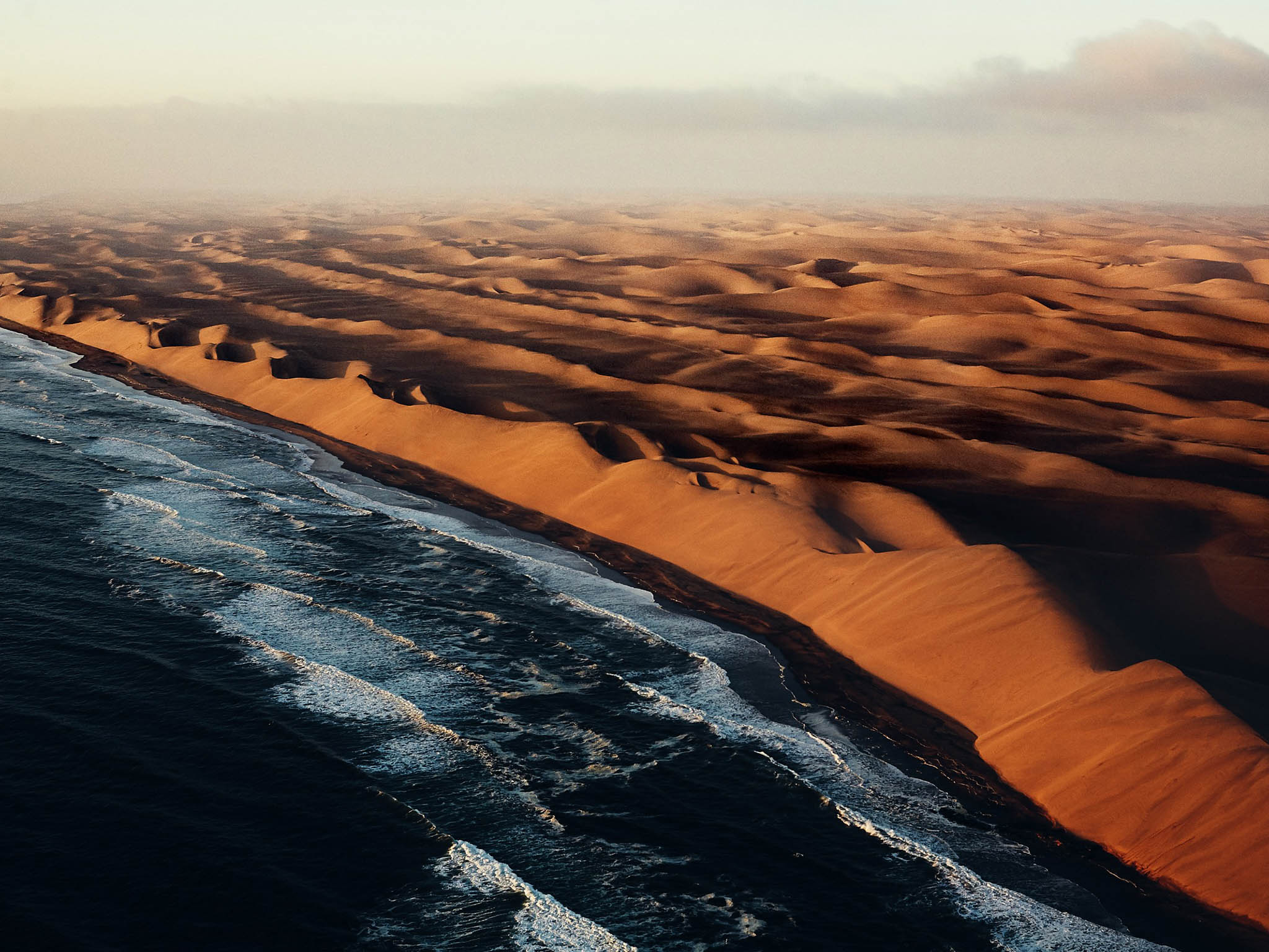沙漠与海洋julianwalter拍摄于非洲西南部纳米布沙漠