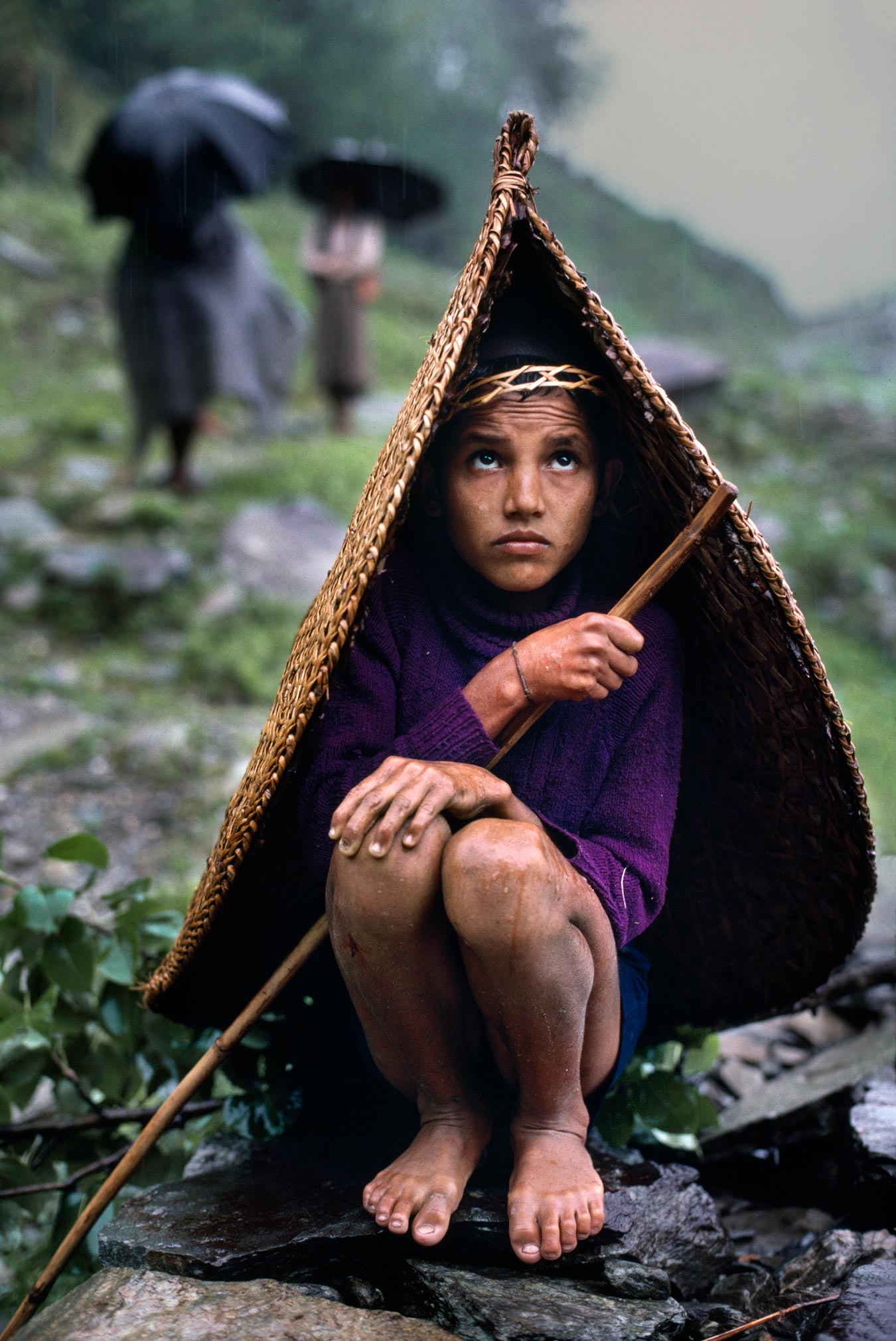  雨中的少女，摄影师Steve McCurry摄于博卡拉。 