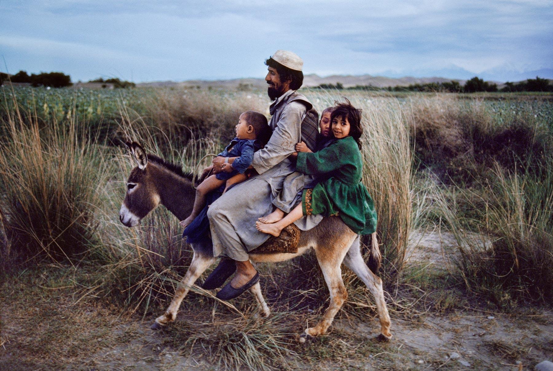  阿富汗的一家人，摄影师Steve McCurry。 