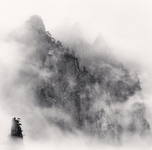  黄山，来自摄影师Michael Kenna。<br />Michael Kenna是来自英国的著名摄影师，善于拍摄黑白照片。他说：“我个人觉得黑色和白色天生有比较神秘的色彩。此外，我们眼睛所看到的是彩色的世界，所以黑色和白色是我们看世界的另一种方法。” 