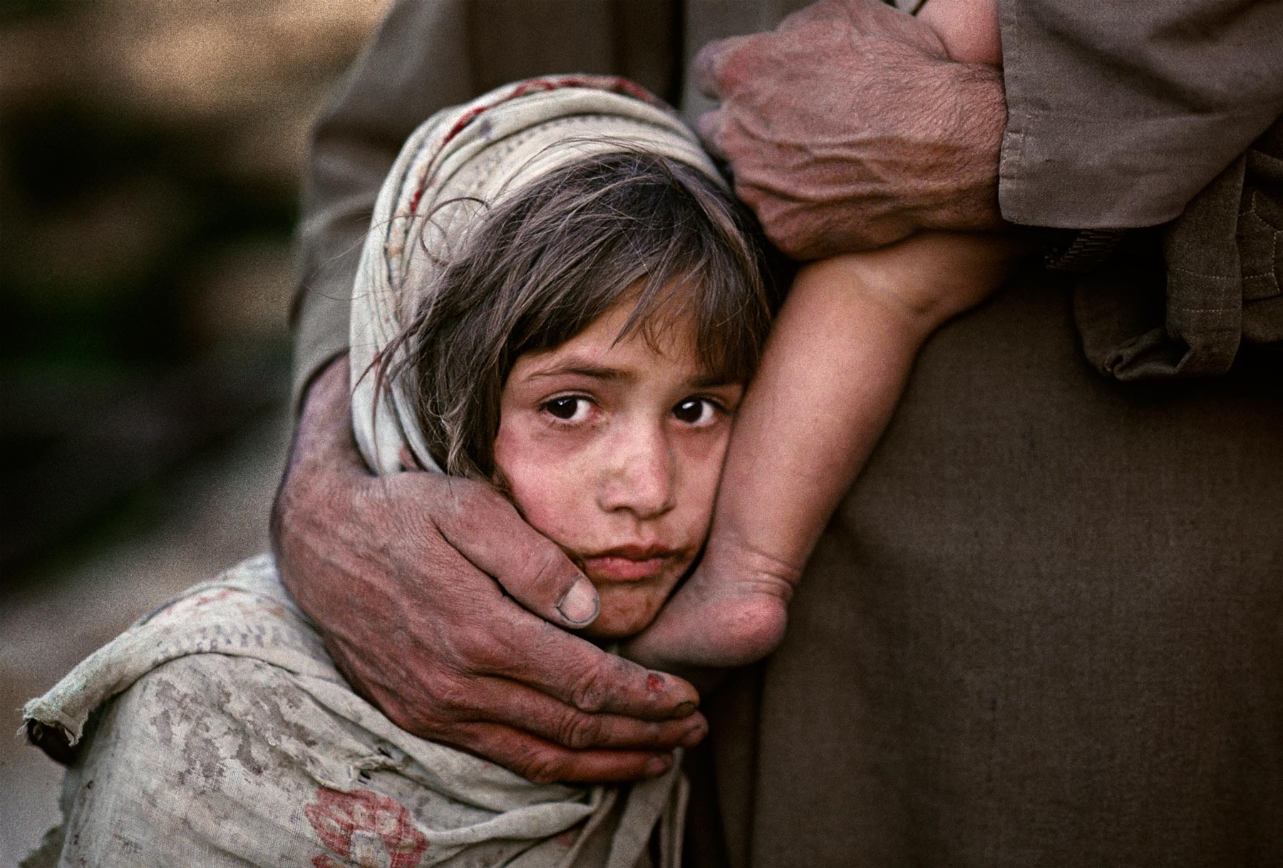  令人心碎的眼睛，卡扎巴德，阿富汗。来自摄影师Steve McCurry。 