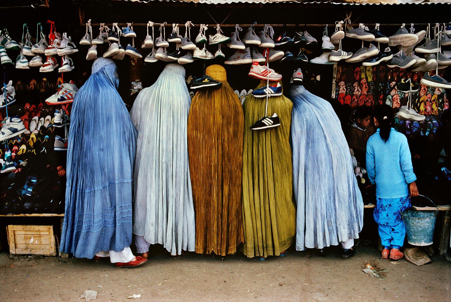  买东西的人，阿富汗。来自摄影师Steve McCurry。 