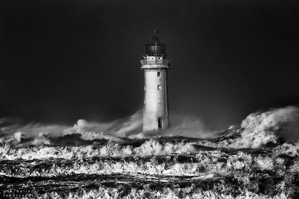   风暴中的Perch Rock灯塔，来自摄影师Paul Bullen。 