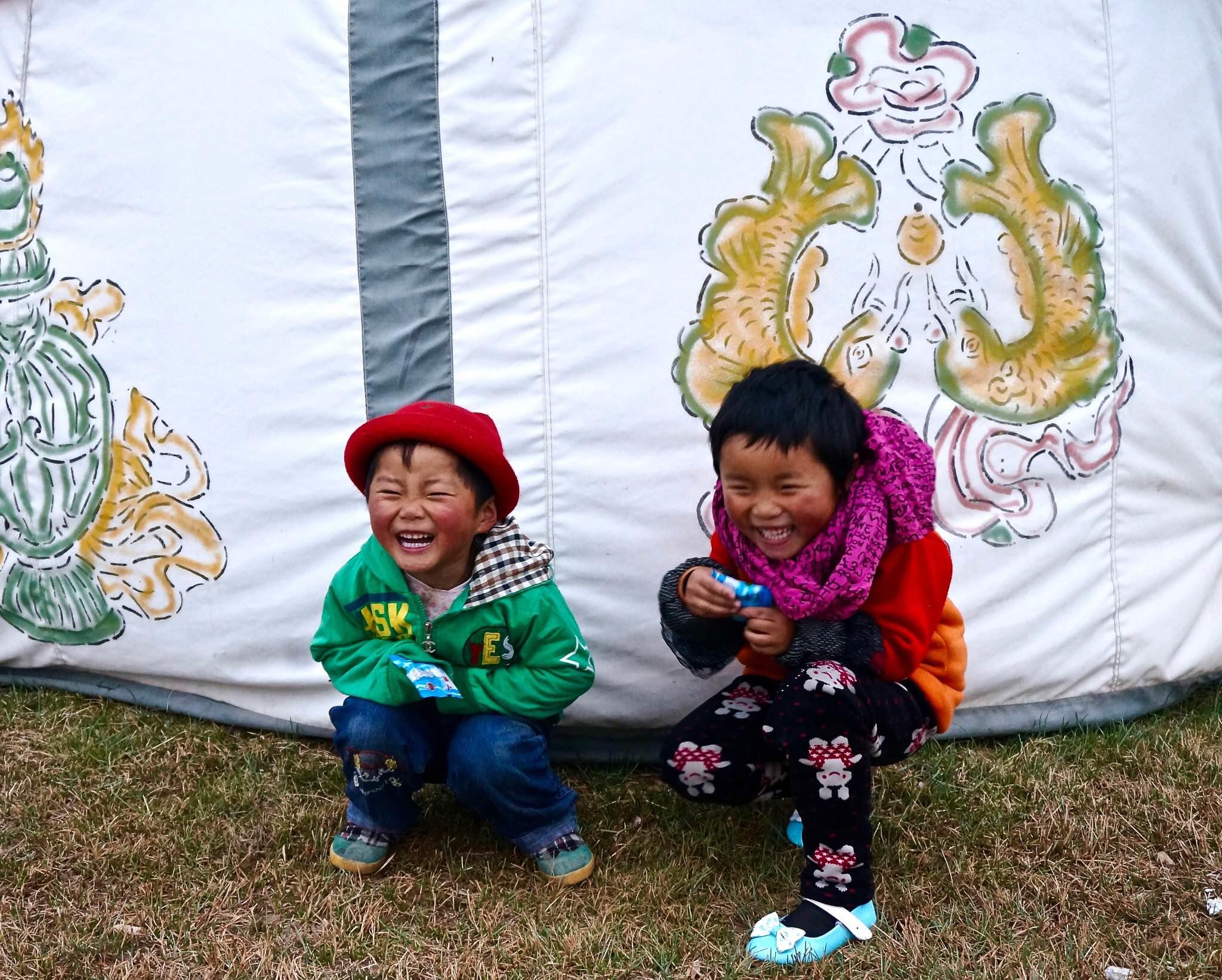 青海湖开心的藏族孩子。