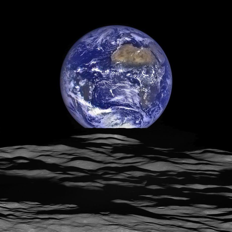  地出，由NASA月球探测器在月球轨道拍摄的地球升起的画面。 