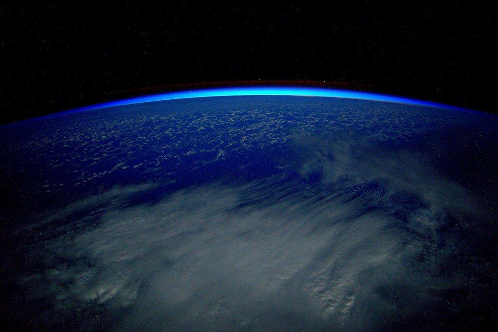  清晨的地球，来自宇航员Scott Kelly。 