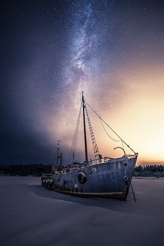  星空与船，来自摄影师Mika Suutari。 