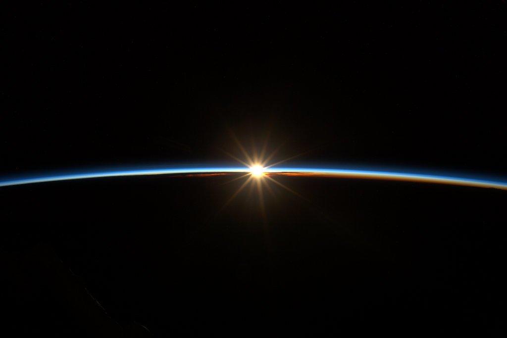  太空中的日出，来自宇航员Scott Kelly。 