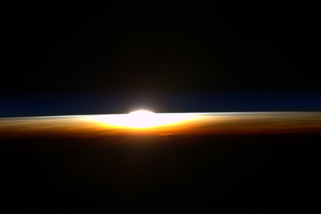  宇航员Scott Kelly在国际空间站的最后一次日出。 
