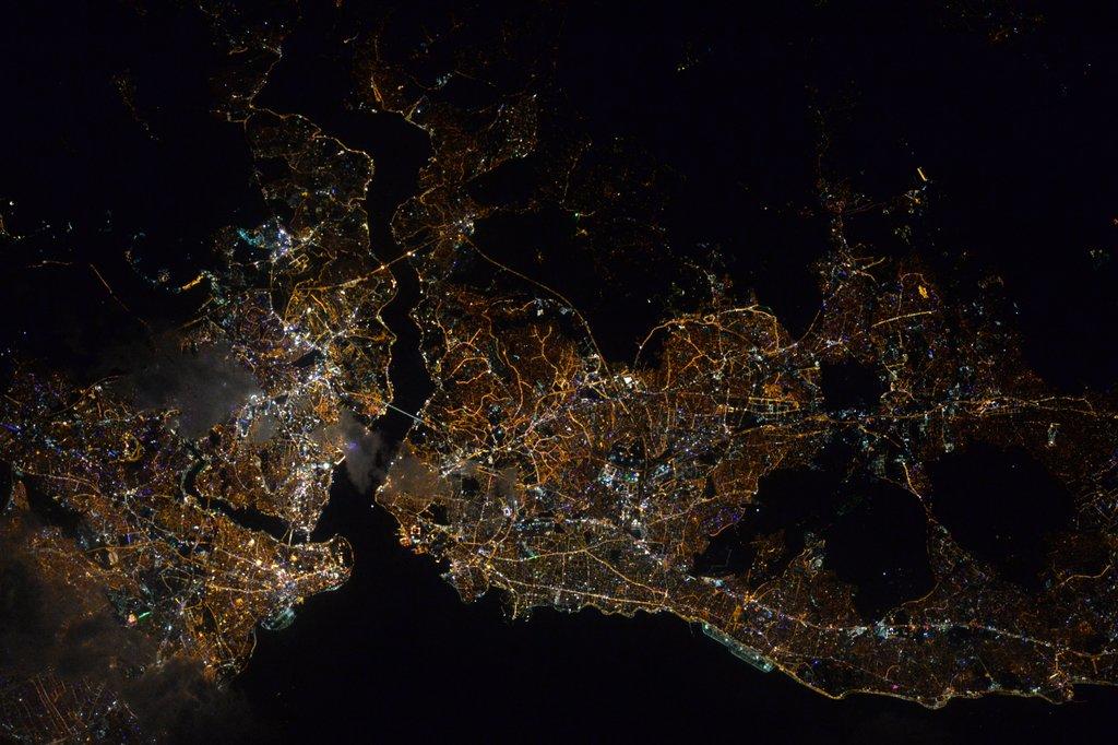  伊斯坦布尔的夜晚，来自宇航员Tim Kopra。 