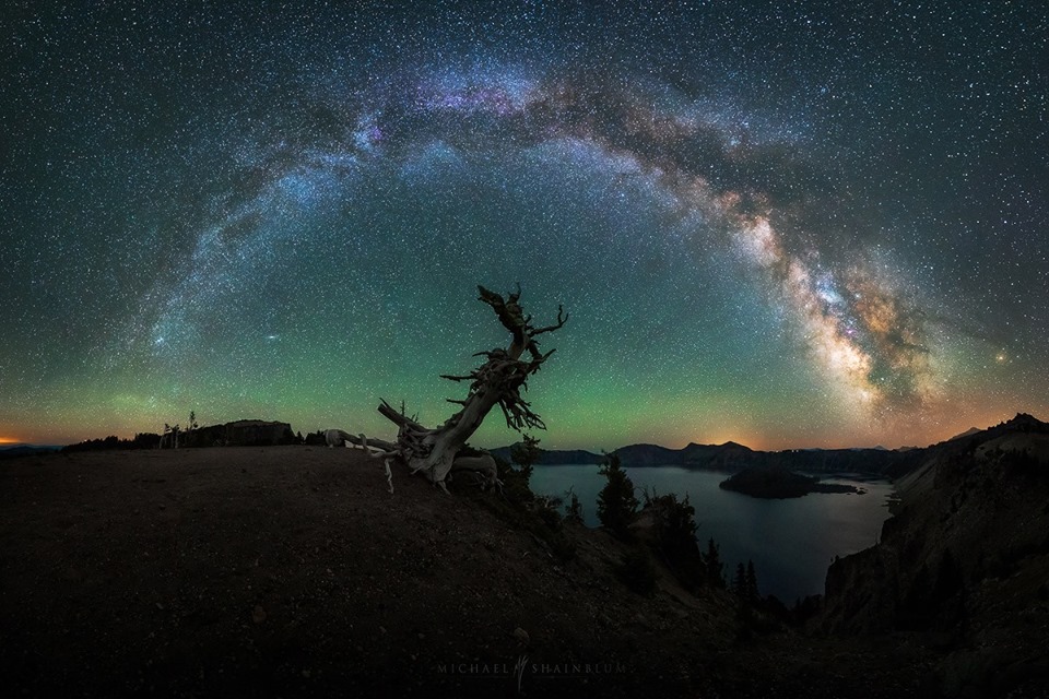  夜空中的银河，来自摄影师Michael Shainblum。 