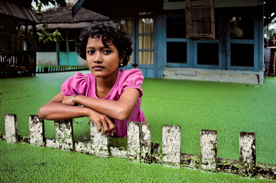  印度尼西亚爪哇岛大雨中的孩子，Steve McCurry。 