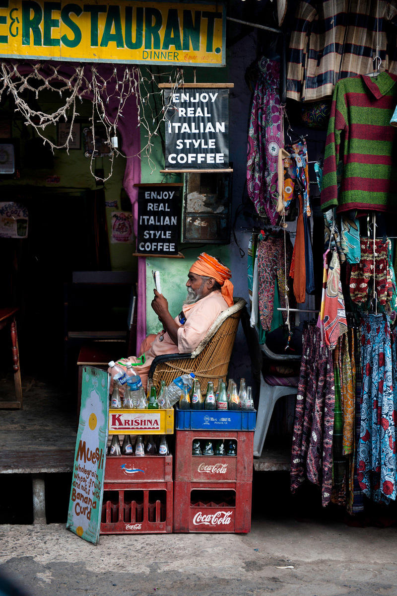  看书的小店老板，印度。来自摄影师Steve McCurry。 