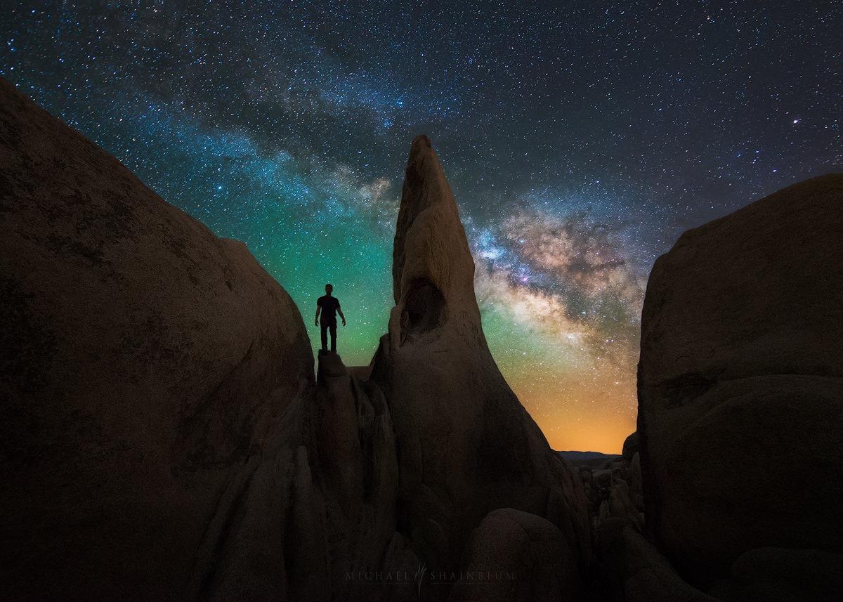  加州约苏亚树国家公园的星空，来自摄影师Michael Shainblum。 
