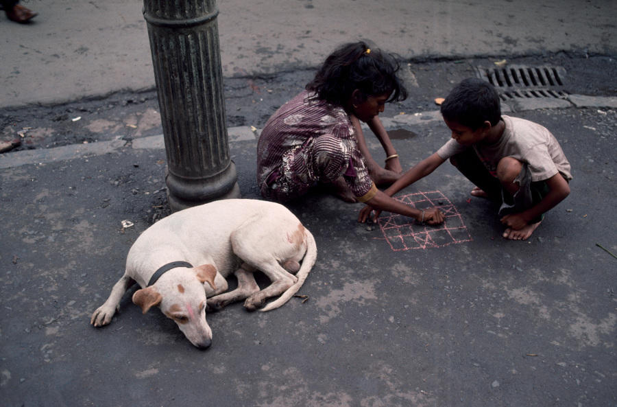  路边的孩子，Steve McCurry摄于印度孟买。 