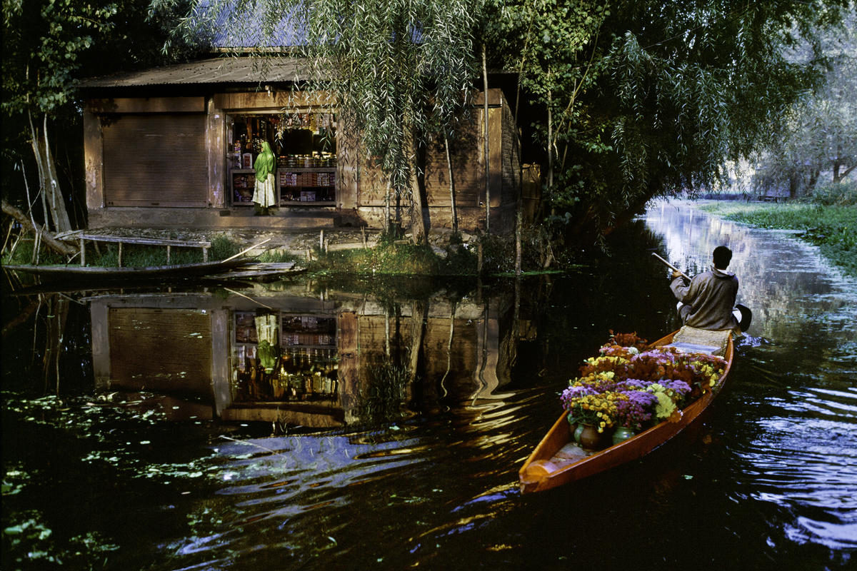  克什米尔的卖花者，来自摄影师Steve McCurry。 