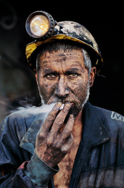  抽烟的矿工，Steve McCurry摄于2002年阿富汗普勒胡姆里。 