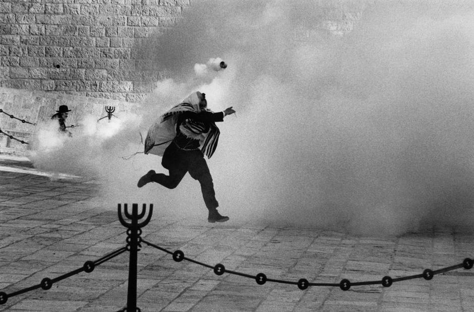  1989年以色列耶路撒冷哭墙前的表演，来自摄影师Micha Bar Am。 