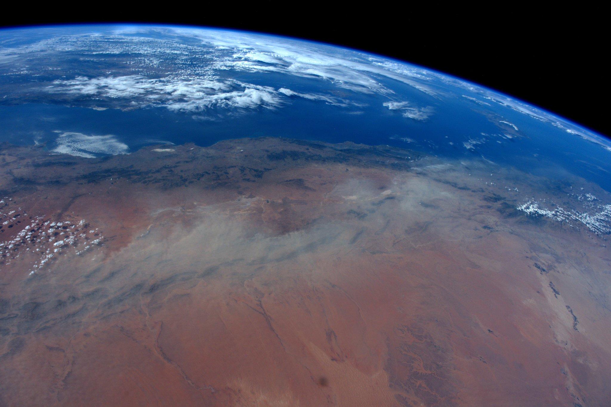  西非大面积的沙尘暴，来自宇航员Tim Kopra。 