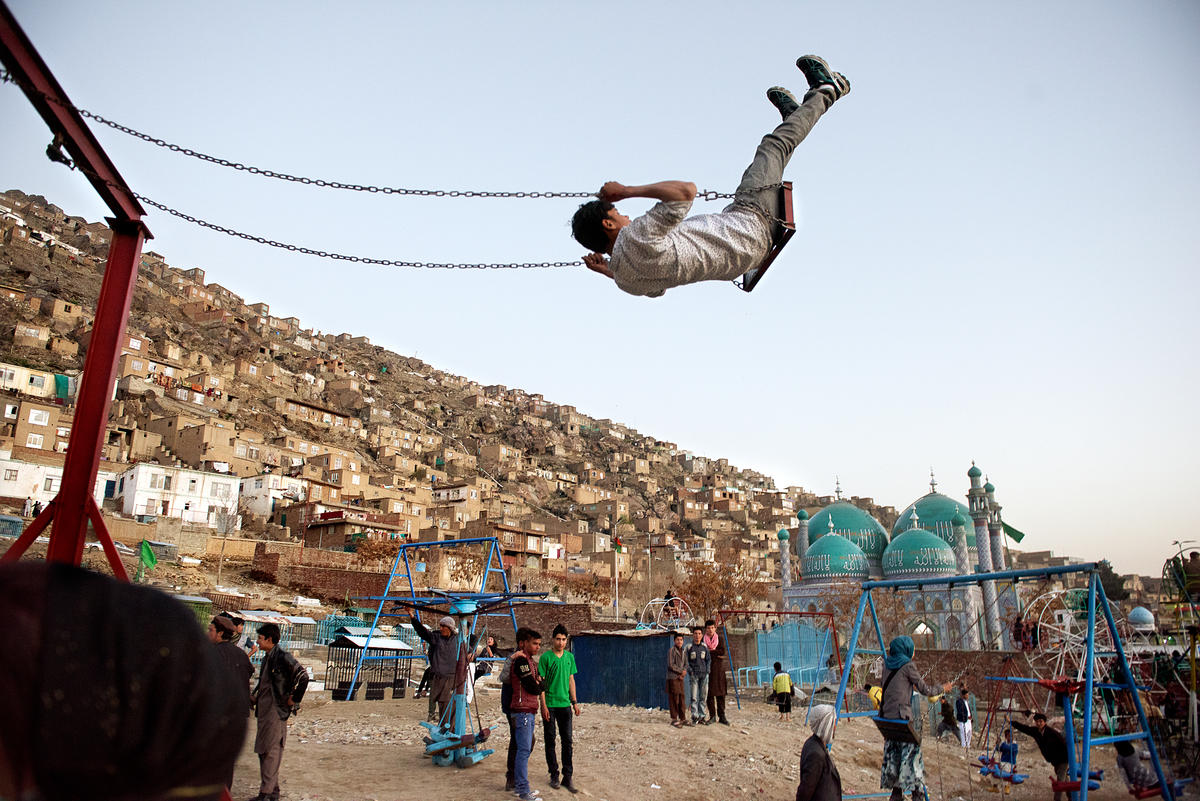  游乐场上的孩子，Steve McCurry摄于阿富汗首都喀布尔。 