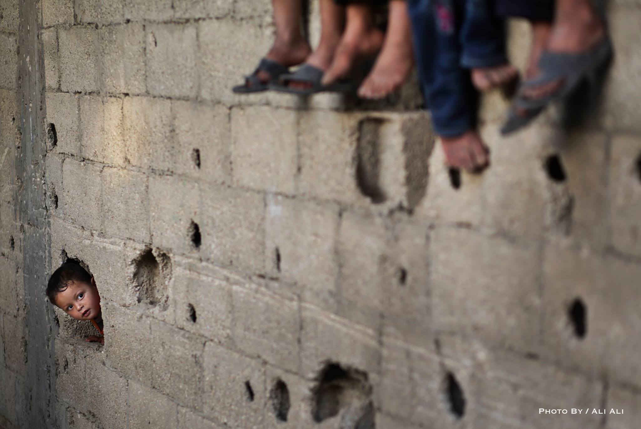  在加沙走廊北部城镇贝特拉希亚玩耍的巴勒斯坦孩子，来自摄影师Ali Ali。 