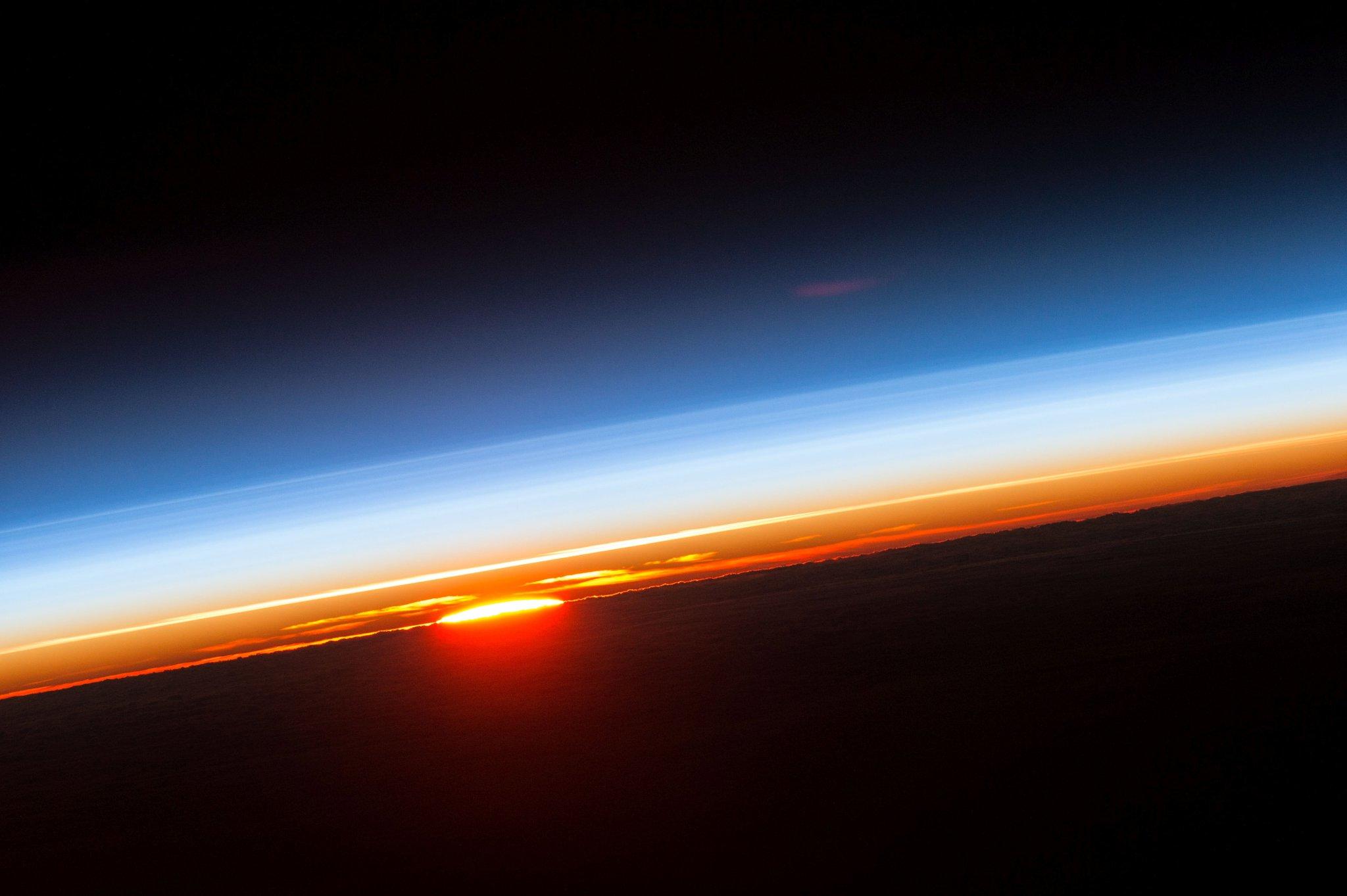 太空中的日出，来自宇航员Jeff Williams。 
