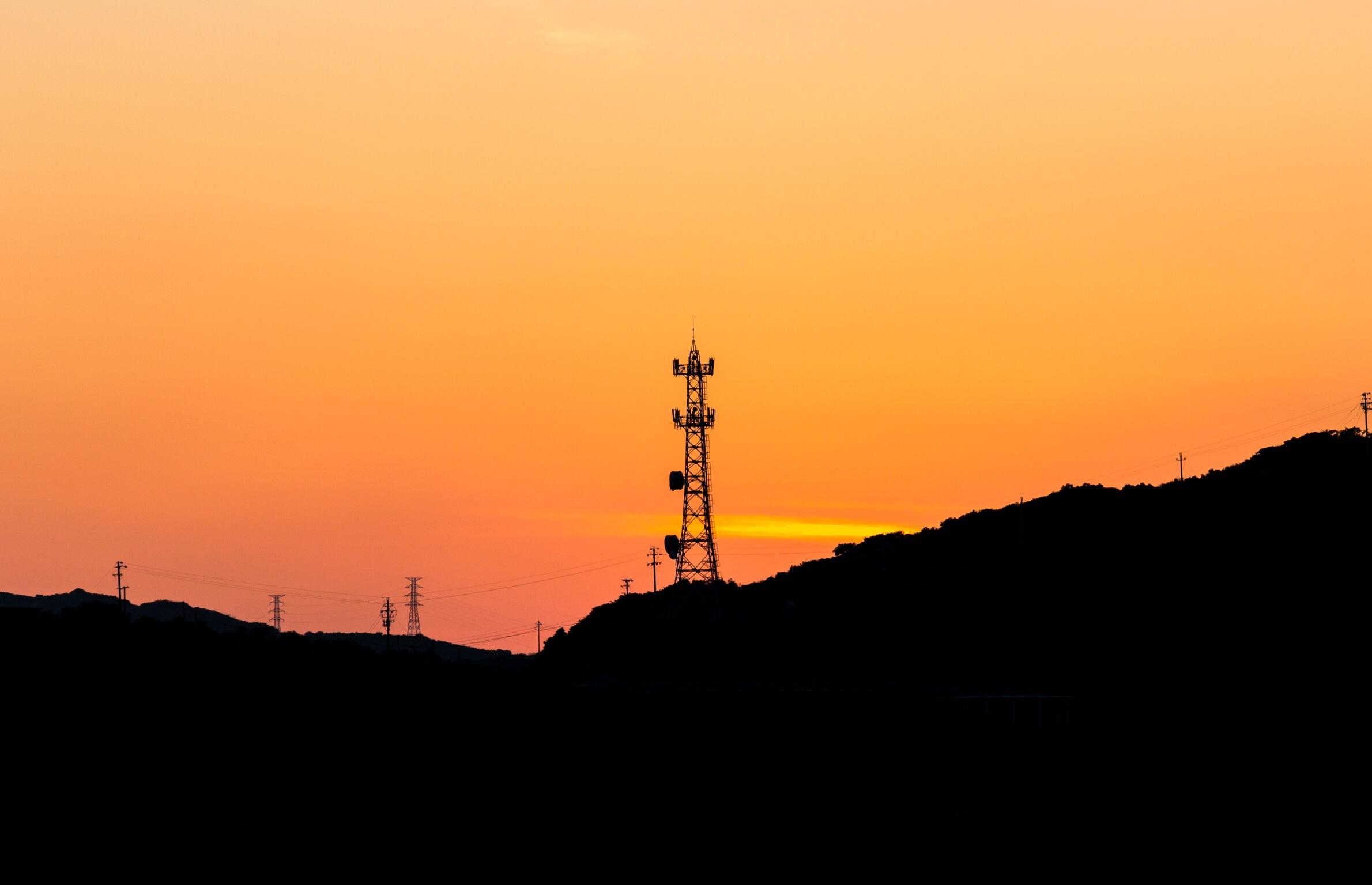 黄昏下孤独的信号塔。