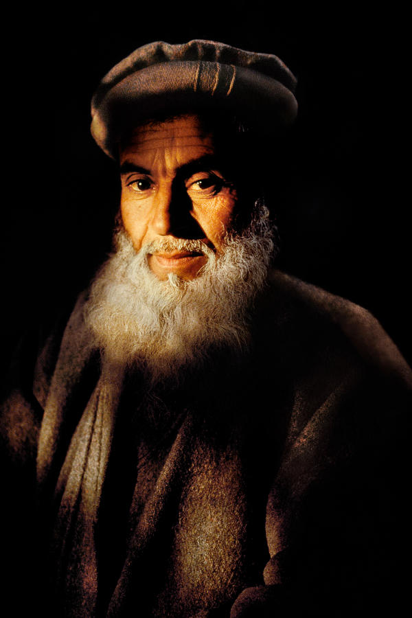 光影之间的人像，Steve McCurry摄于阿富汗。 