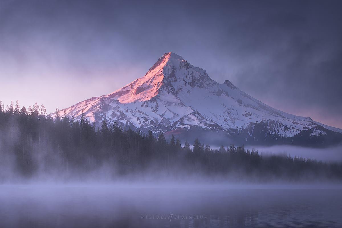  清晨迷雾中的俄勒冈州失落湖，来自摄影师Michael Shainblum。 