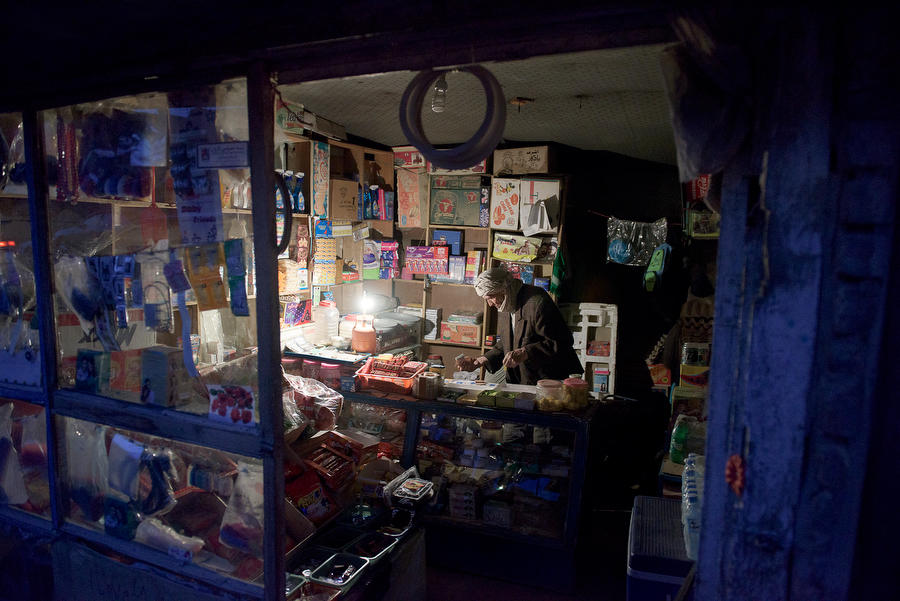  阿富汗喀布尔一家店铺的老板，来自摄影师Steve McCurry。 