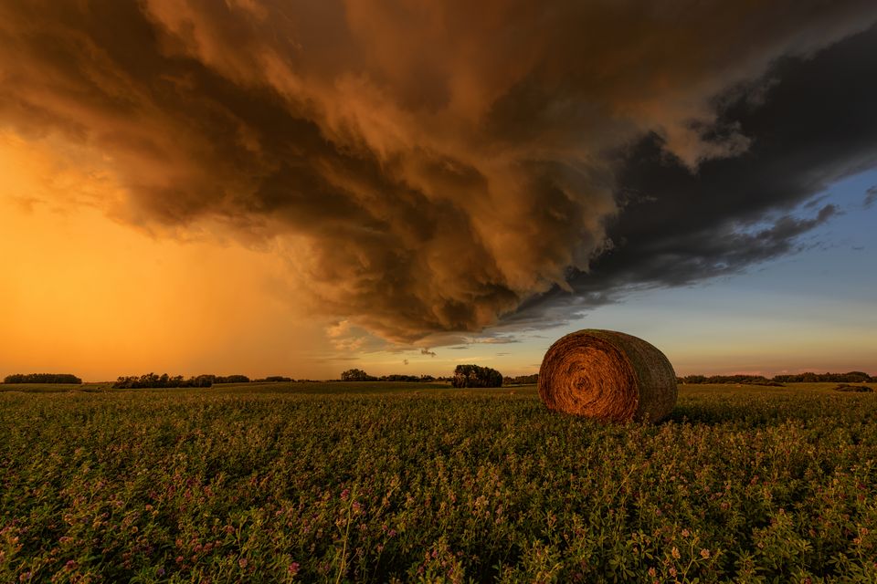  黄昏时分草原上的风暴，Jeff W.摄于加拿大萨斯卡通。 