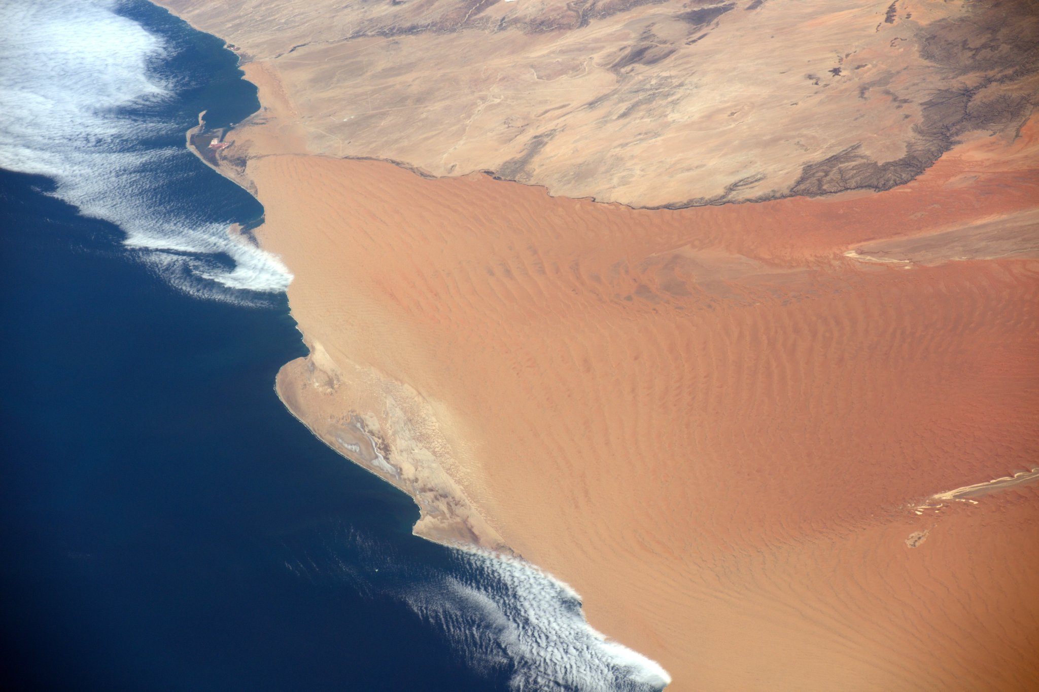 沙漠与海洋纳米比亚海边的沙丘来自宇航员thomaspesquet