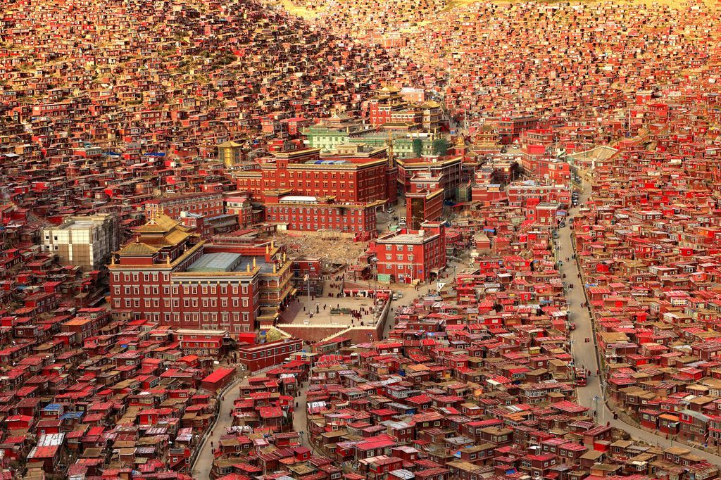  红色海洋，四川甘孜色达佛学院，是世界上最大的佛学院，大概有4万名僧侣，来自摄影师Yan Gao。 