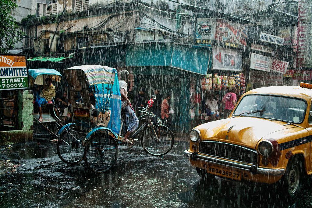  印度加尔各答突然降雨的街头，来自摄影师Julie Mayfeng。 