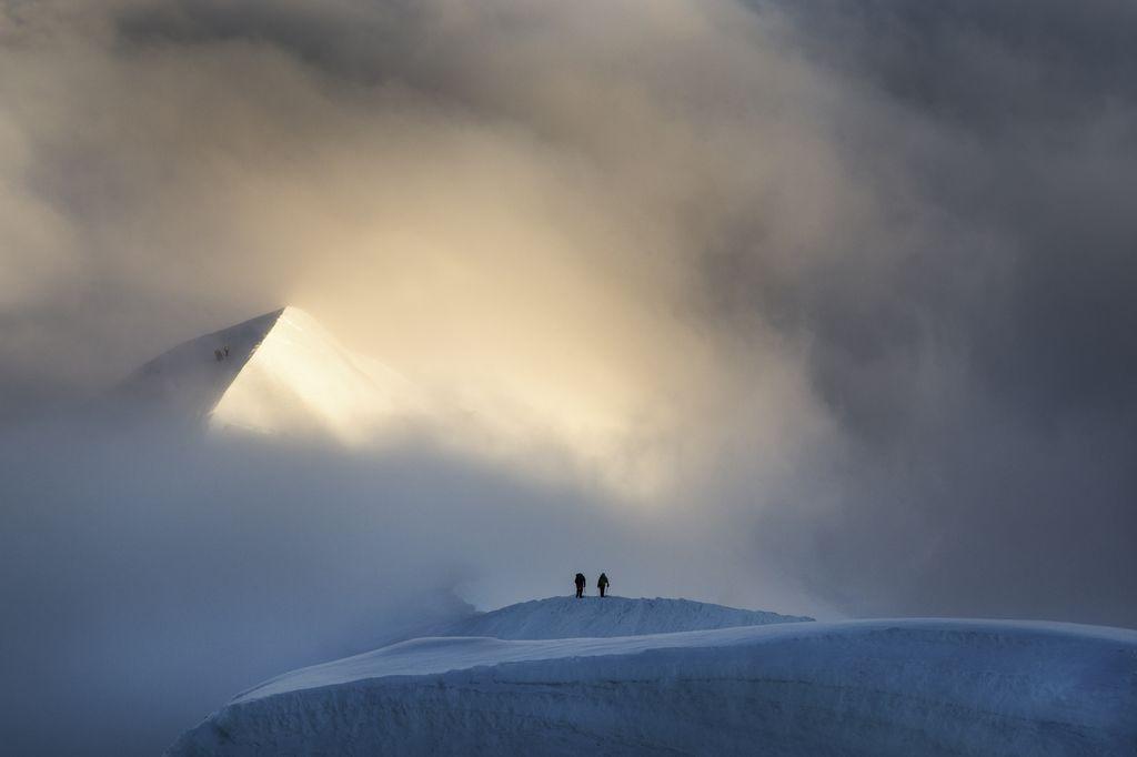  坐落于意大利和法国交界处的阿尔卑斯山脉最高峰勃朗峰，成为了两位登山者的指明灯，来自摄影师 ERIC SONGBILL WONG。 