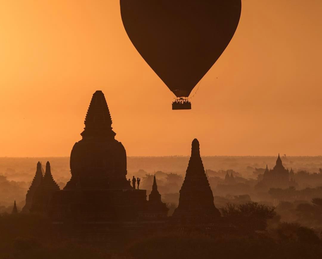  缅甸蒲甘的日出，来自摄影师Renan Ozturk。 