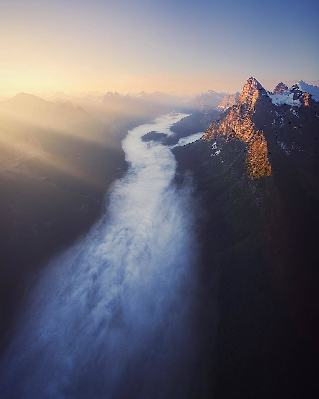  加拿大落基山脉的日出，来自摄影师Michael Shainblum。 