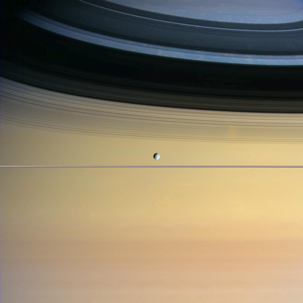  土卫四及土星环，来自卡西尼探测器。 