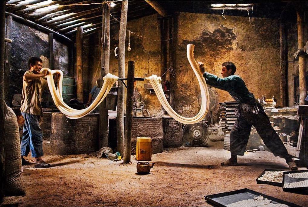  在阿富汗喀布尔，制作硬糖的工人，来自摄影师Steve McCurry。 