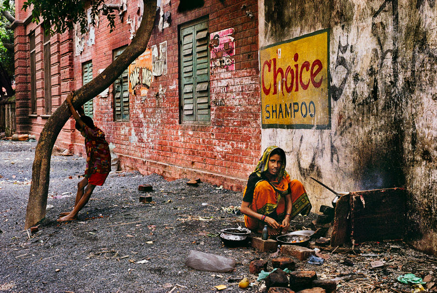  印度加尔各答路边做饭的女人与孩子，来自摄影师Steve McCurry。 