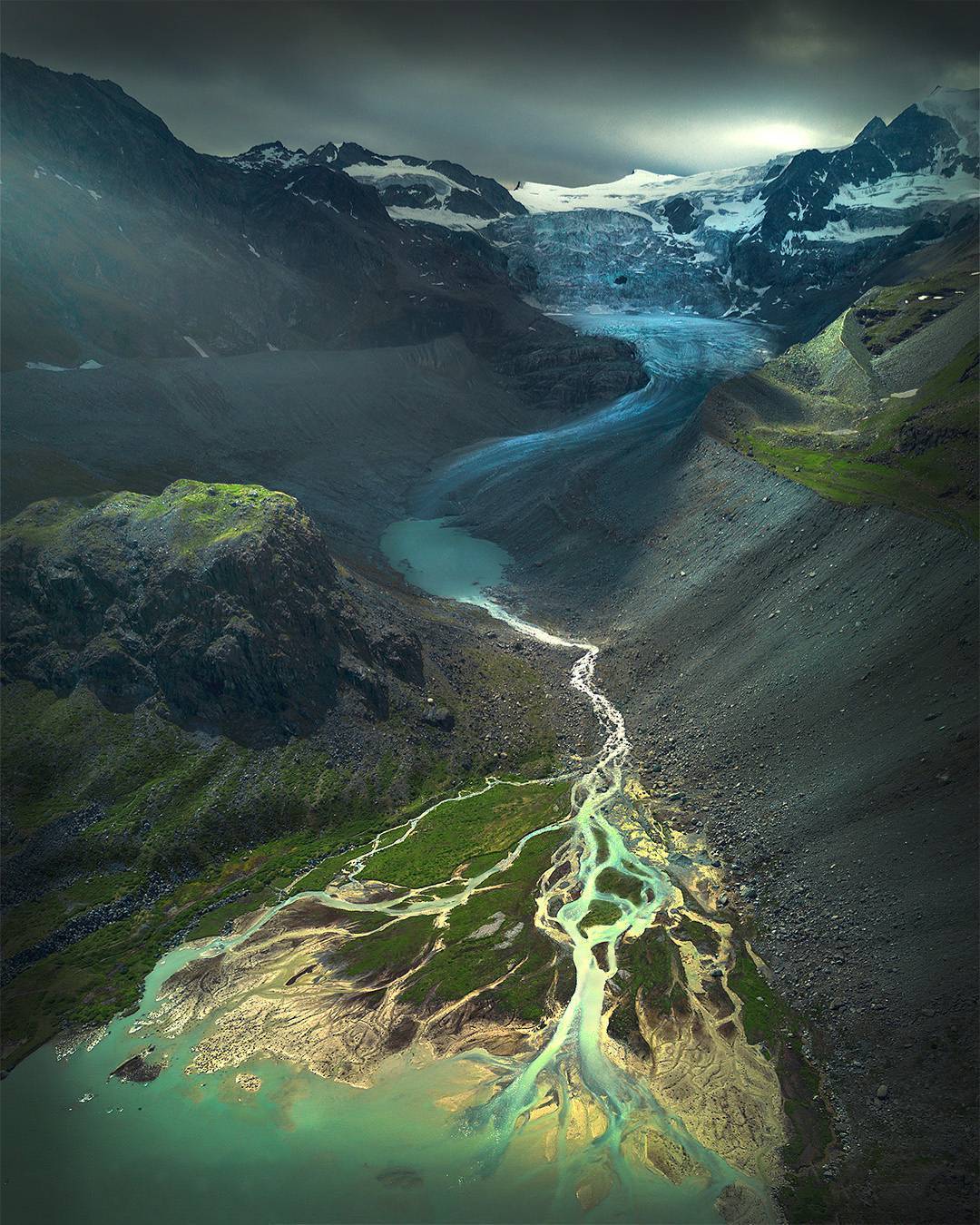  瑞士冰川与河流，来自摄影师Max Rive。 