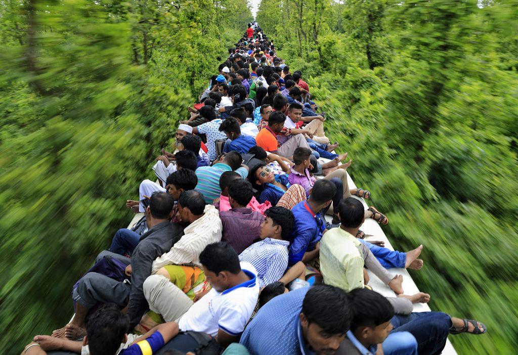  在孟加拉国，坐在火车车顶上回家庆祝开斋节的人们，来自摄影师NOOR AHMED GELAL。 