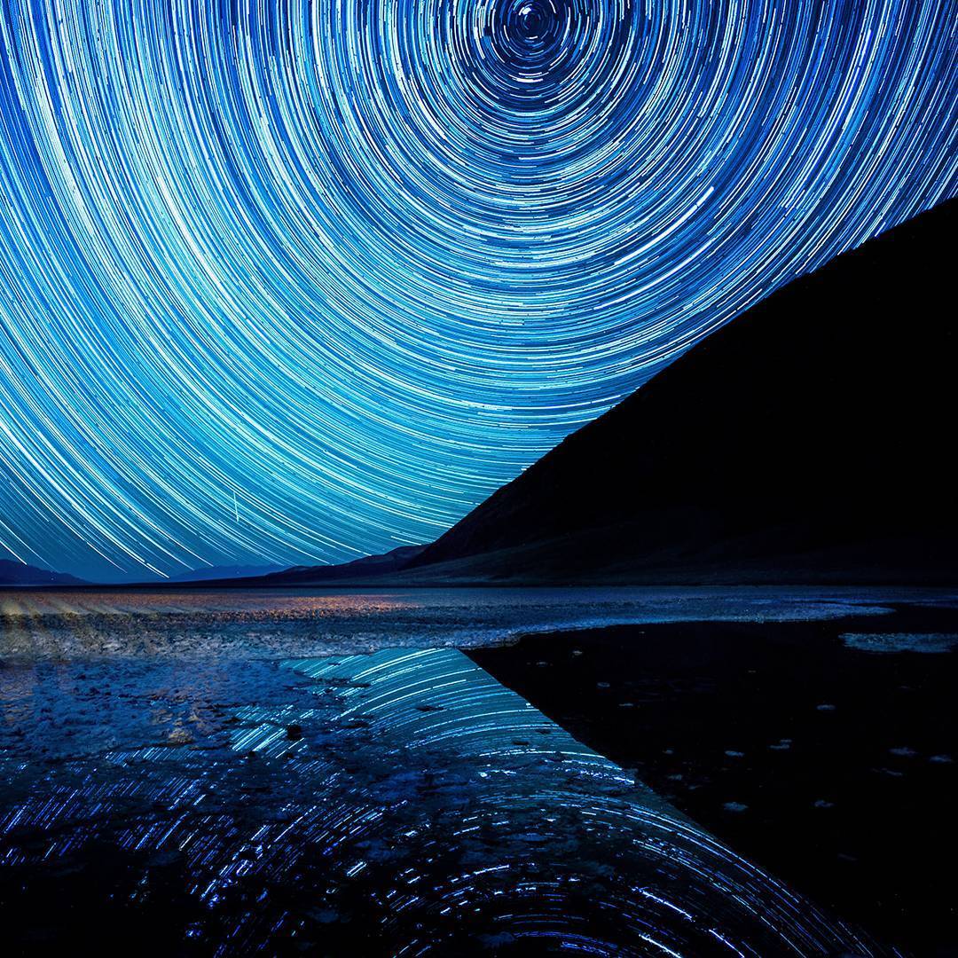  死亡谷的星轨，来自摄影师Carlos G。 