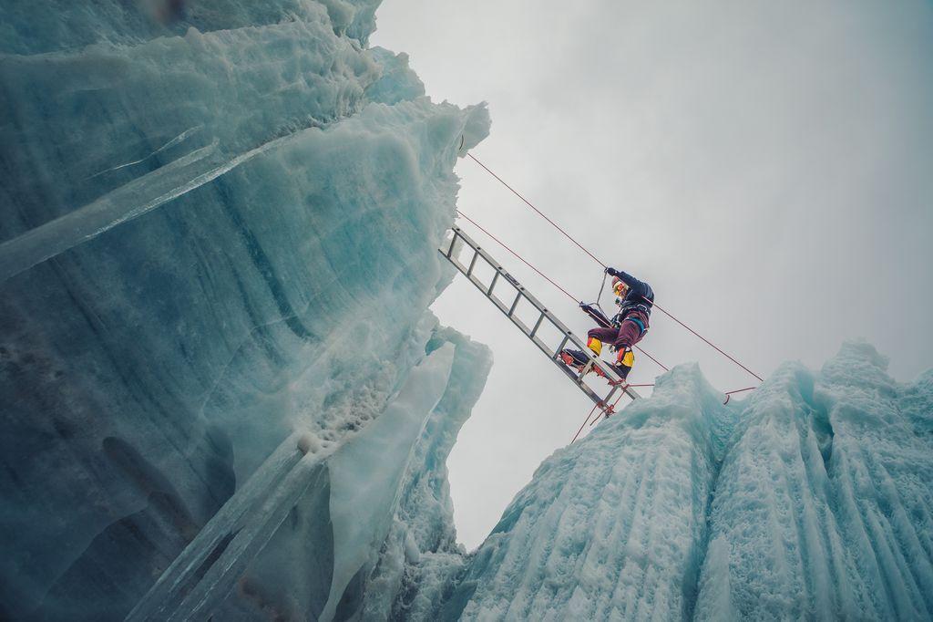  约旦女子登山队练习攀登珠峰，来自摄影师ALI BARQAWI。 