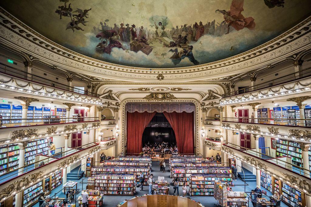  布宜诺斯艾利斯剧院改装的书店，来自摄影师Thomas Martin McShane。 