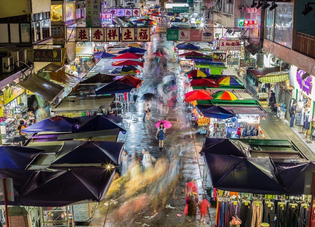  夜幕下的香港花园街，来自摄影师ZACHARY LAW。 