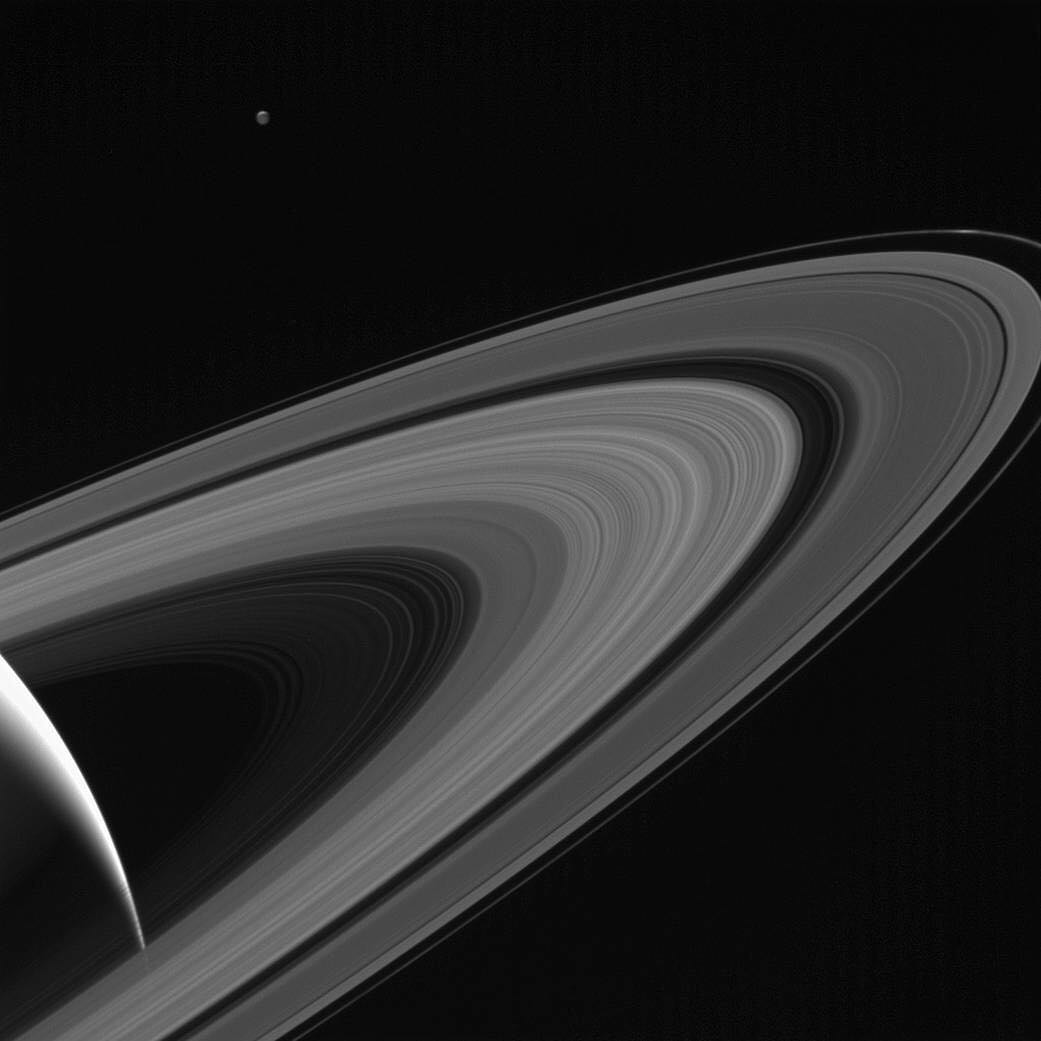 卡西尼探测器拍摄的土星环左上方的是土卫三忒堤斯来自nasa