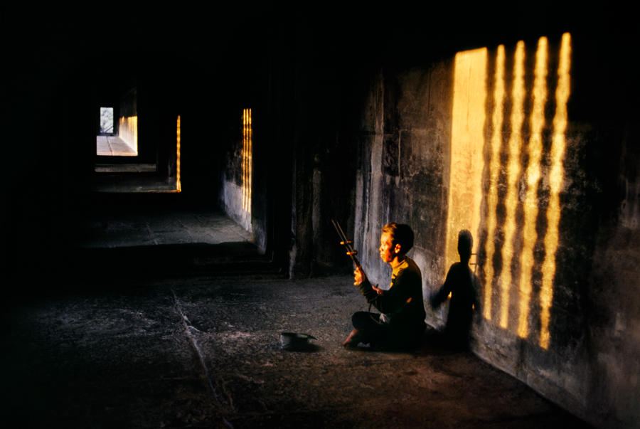  柬埔寨吴哥窟卖艺的人，来自摄影师Steve McCurry。 