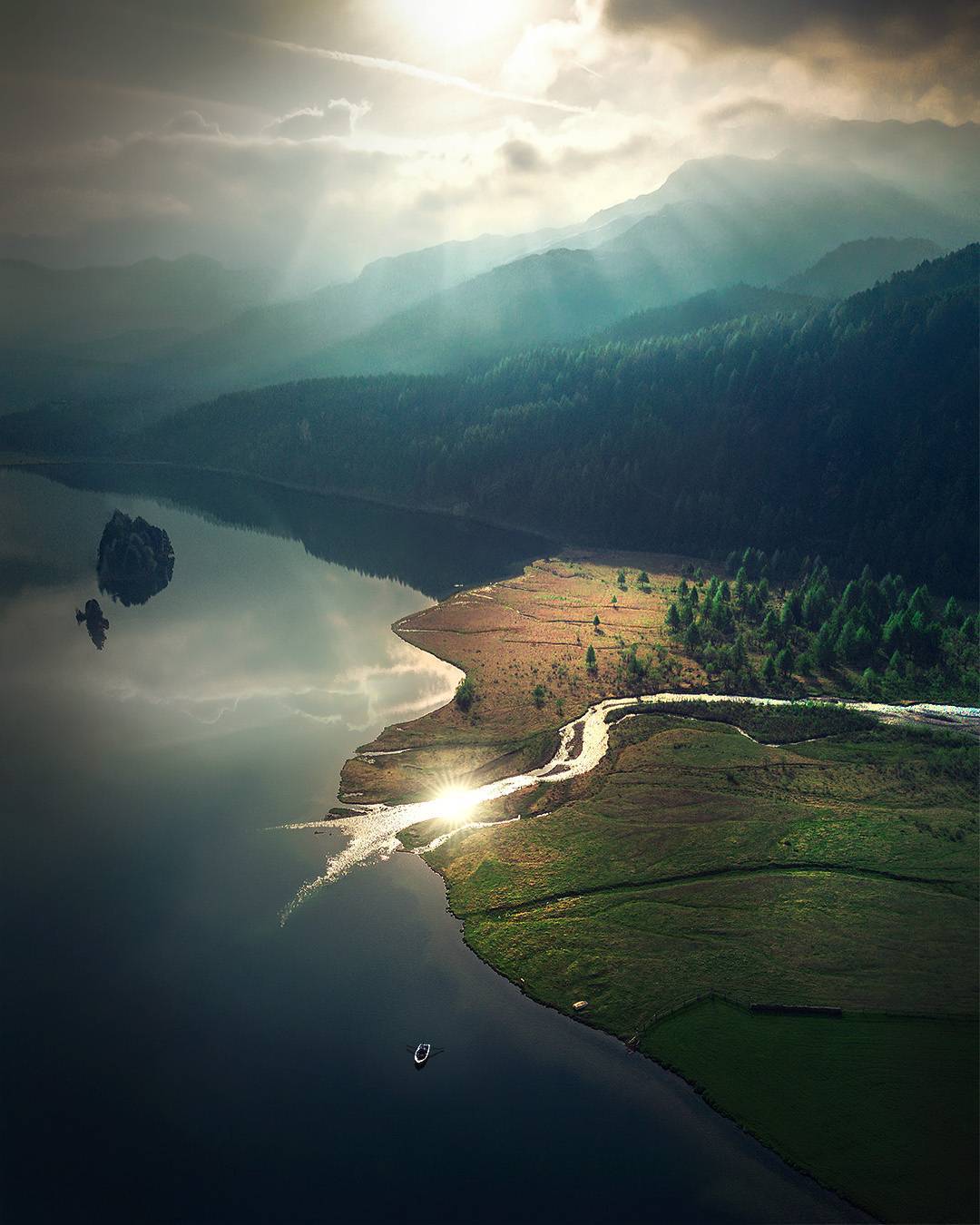  瑞士阿尔卑斯山脉，来自摄影师Max Rive。 