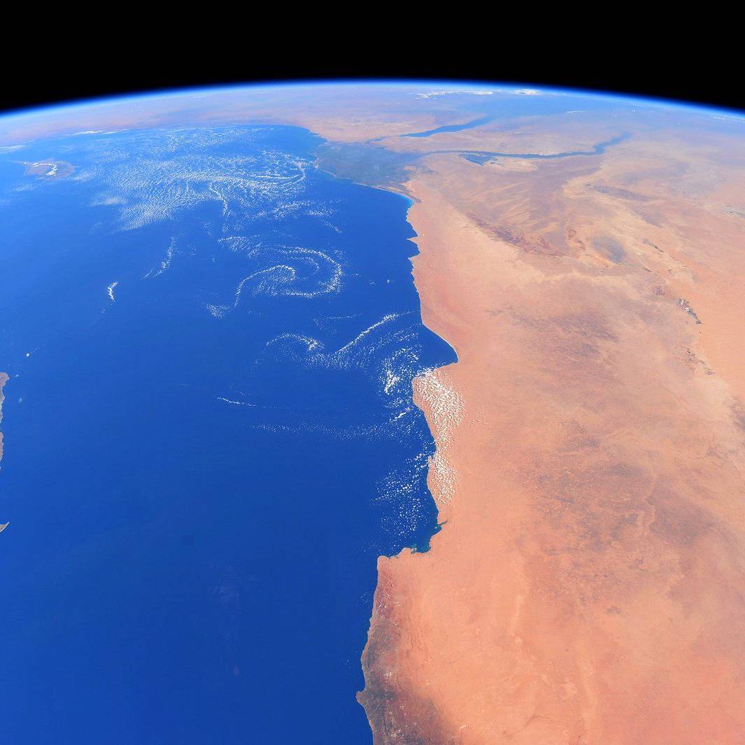  美丽的非洲海岸，来自宇航员Paolo Nespoli。 